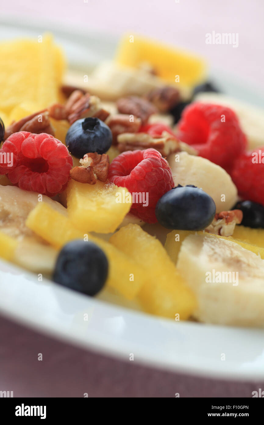 Piastra di Lamponi Mirtilli, anguria, banane con noci pecan tritate Foto Stock