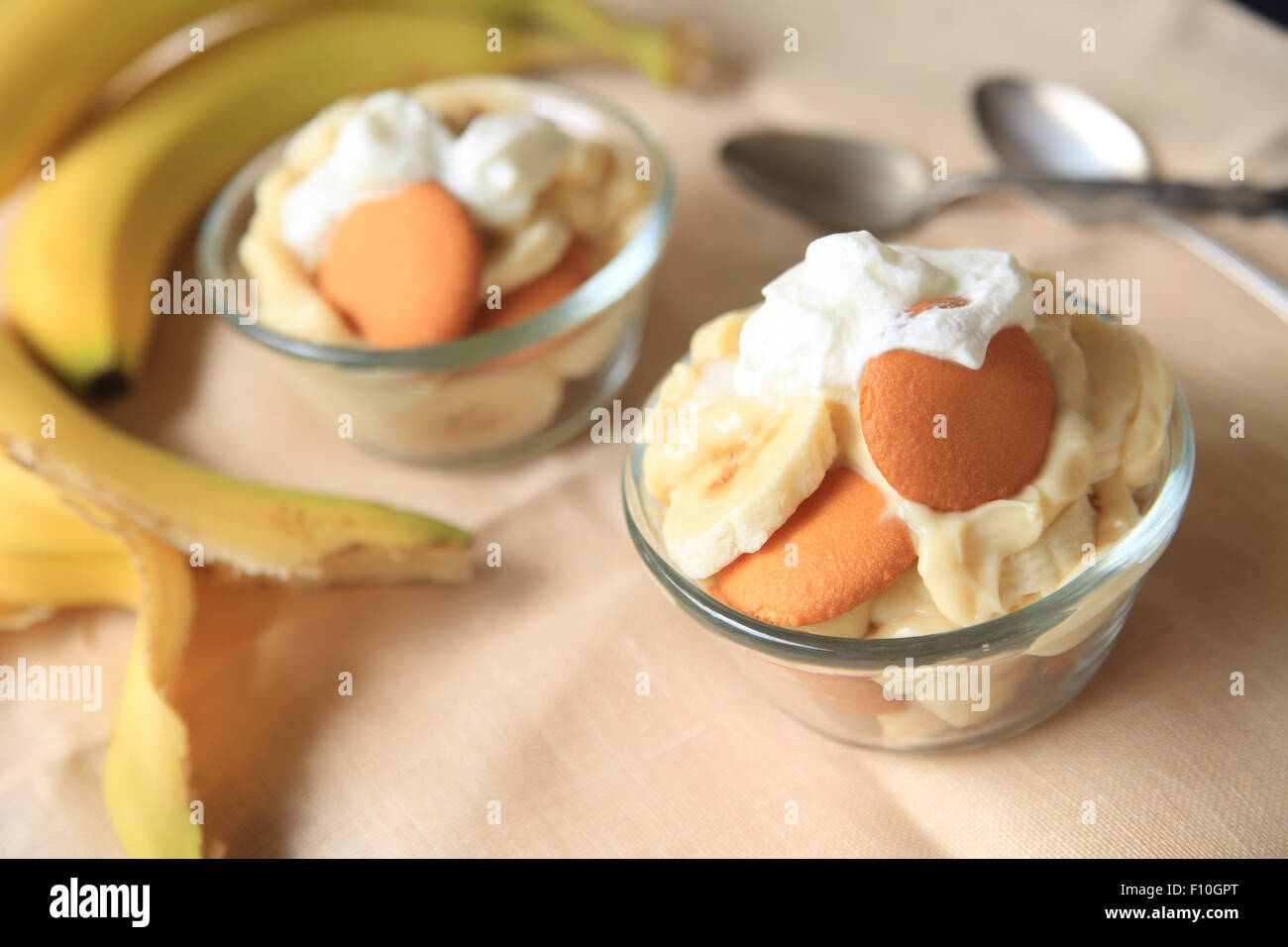 Singole porzioni di un southern USA classic dolce fatto con le banane, budino alla vaniglia e panna montata Foto Stock
