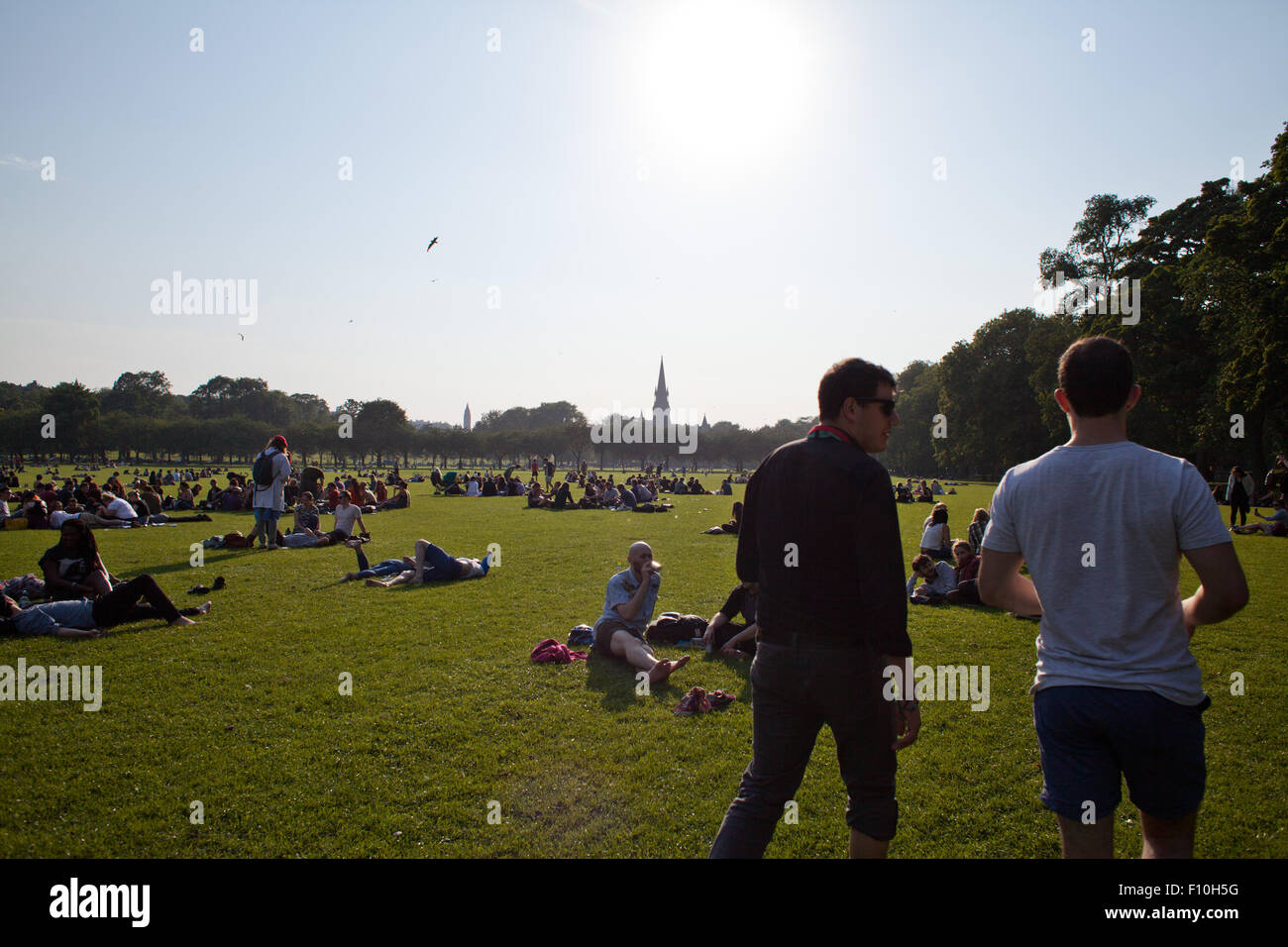 Edimburgo, Scozia, Regno Unito. 23 Agosto, 2015.persone in appoggio nei prati Park durante veramente calda e soleggiata giornata in Edinburgh - la temperatura è 23 °C. Il Fringe Festival ha reso la città crawded e pieno di atmosfera artistica. Un sacco di persone in formazione sono le abilità circensi e fare barbecue, godersi il sole. Credito: Joanna Tkaczuk/Alamy Live News Foto Stock