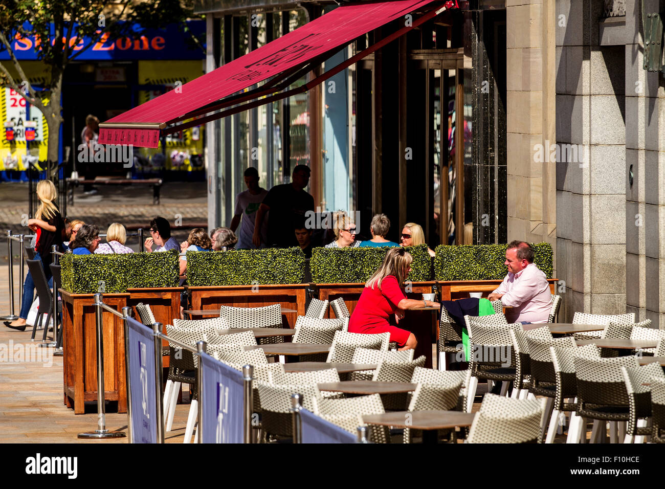 Dundee, Tayside, Scozia, Regno Unito, 24 agosto 2015. Meteo: estate indiana lambente Dundee. La gente seduta al di fuori del pub, caffetterie e ristoranti godendo il glorioso tempo di fine estate a Dundee con temperatura minima di 17°C. Credito: Dundee fotografico / Alamy Live News Foto Stock