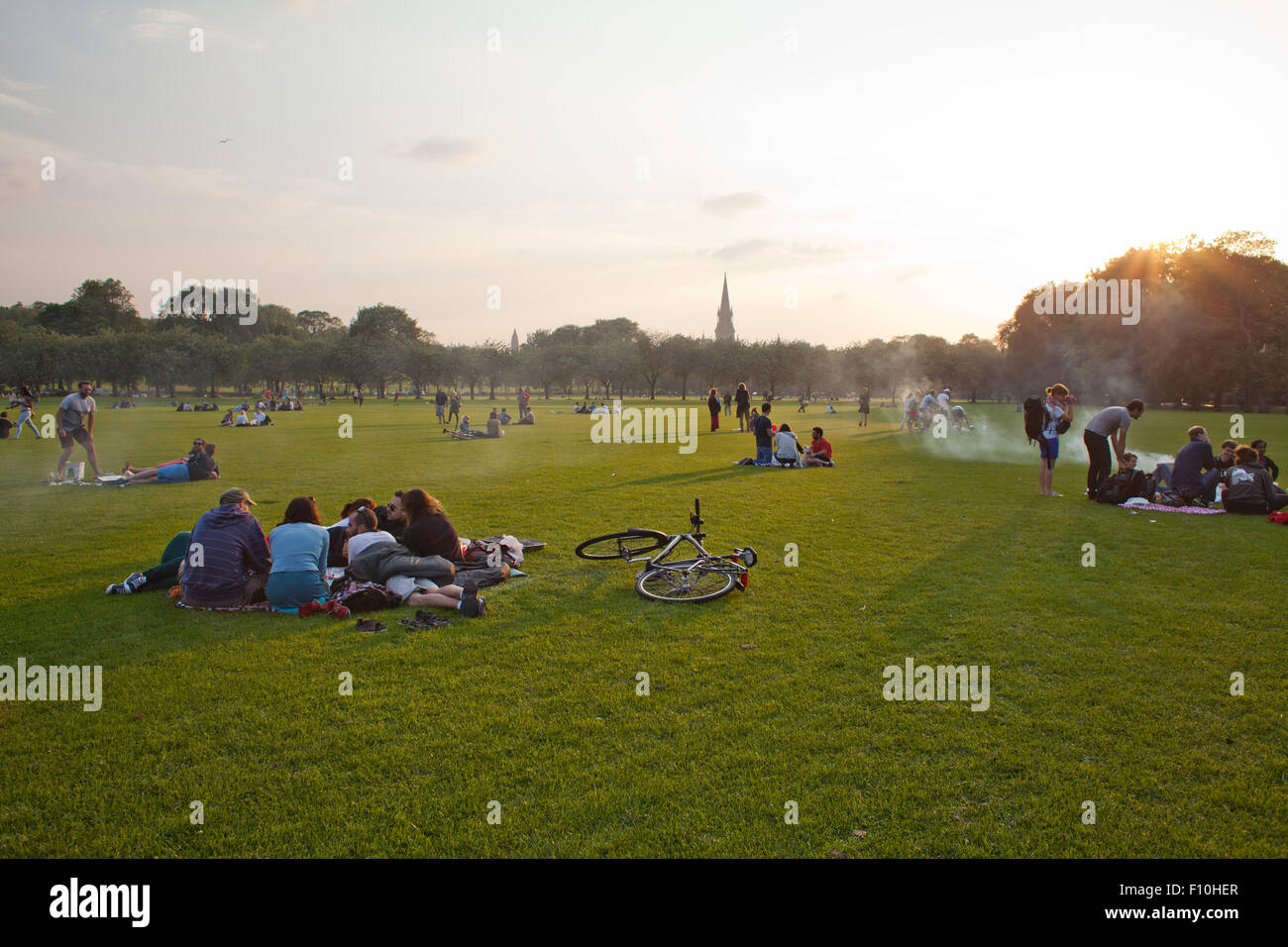 Edimburgo, Scozia, Regno Unito. 23 Agosto, 2015.persone in appoggio nei prati Park durante veramente calda e soleggiata giornata in Edinburgh - la temperatura è 23 °C. Il Fringe Festival ha reso la città crawded e pieno di atmosfera artistica. Un sacco di persone in formazione sono le abilità circensi e fare barbecue, godersi il sole. Credito: Joanna Tkaczuk/Alamy Live News Foto Stock