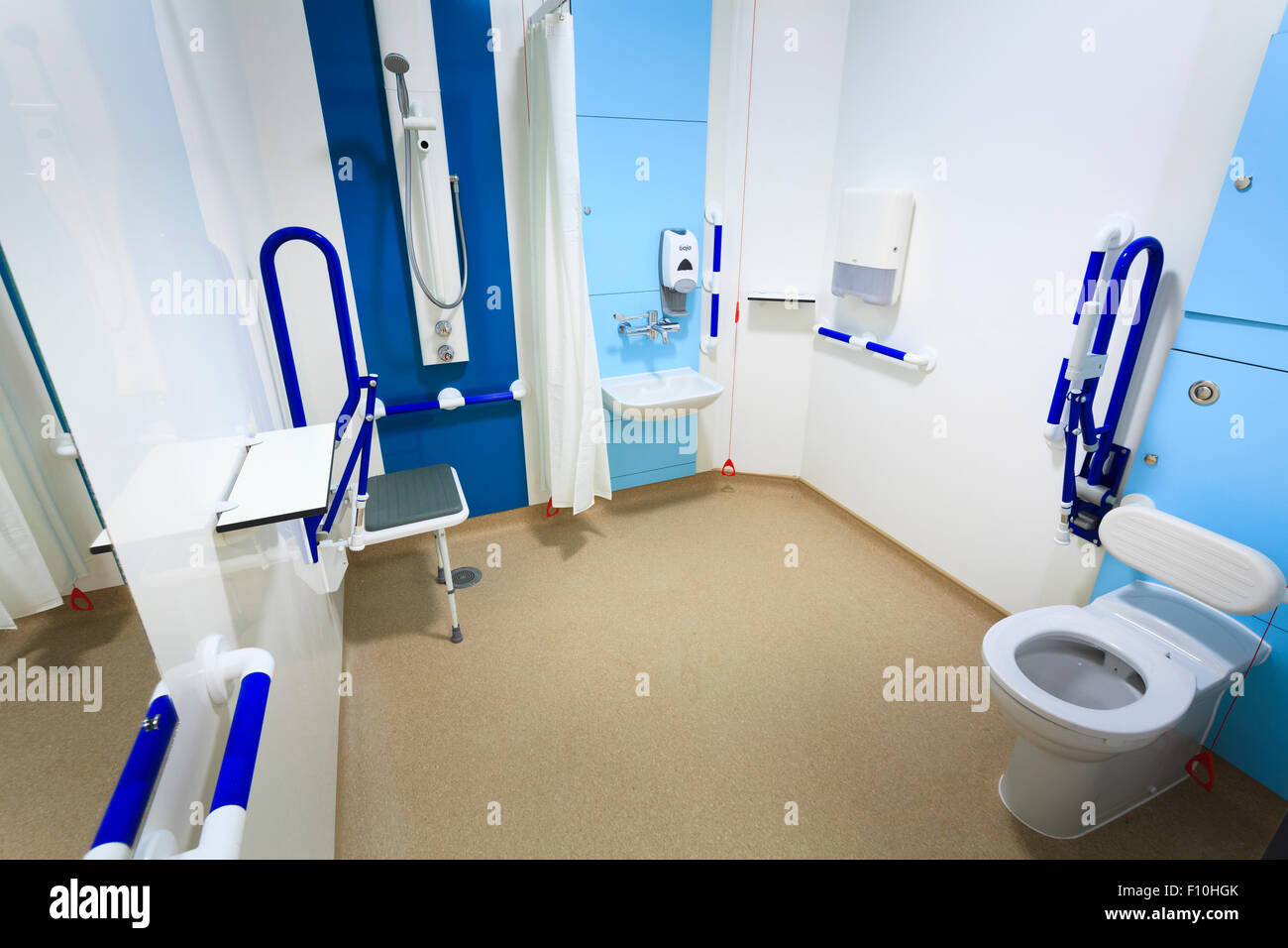 Bagno per disabili in ospedale con assistenza di barre senza persone Foto Stock