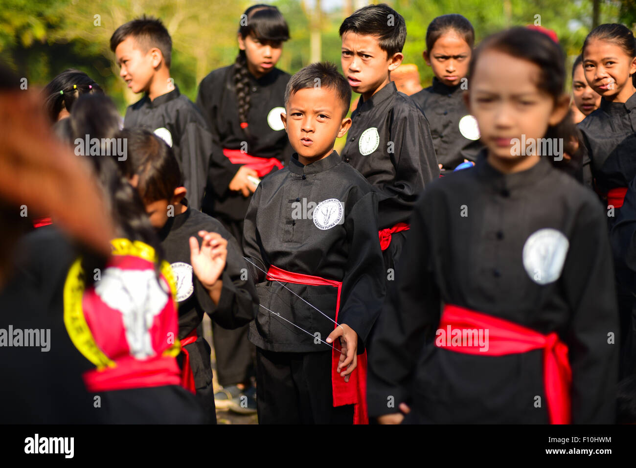 Gruppo di bambini in Pencak Silat arte marziale uniformi. Foto Stock