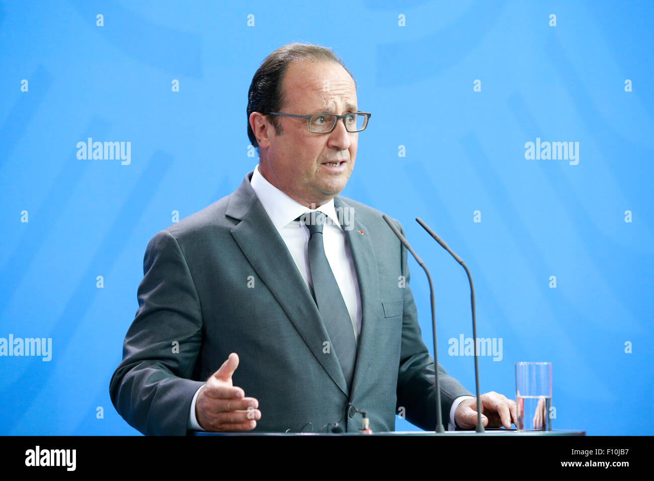 Berlino, Germania. 24 Ago, 2015. Angela Merkel, il Cancelliere tedesco e François Hollande, presidente francese dare una comune dichiarazioni della stampa prima della riunione di Berlino in Germania il 24 agosto 2015: / Immagine: François Hollande, presidente francese Credit: Reynaldo Chaib Paganelli/Alamy Live News Foto Stock