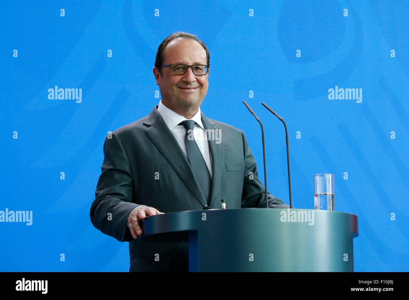 Berlino, Germania. 24 Ago, 2015. Angela Merkel, il Cancelliere tedesco e François Hollande, presidente francese dare una comune dichiarazioni della stampa prima della riunione di Berlino in Germania il 24 agosto 2015: / Immagine: François Hollande, presidente francese Credit: Reynaldo Chaib Paganelli/Alamy Live News Foto Stock