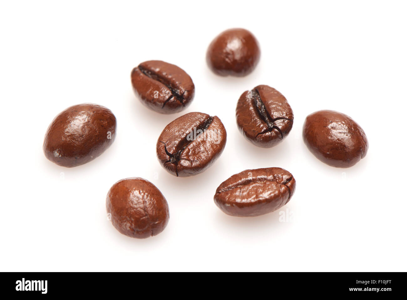 I chicchi di caffè isolato su sfondo bianco Foto Stock