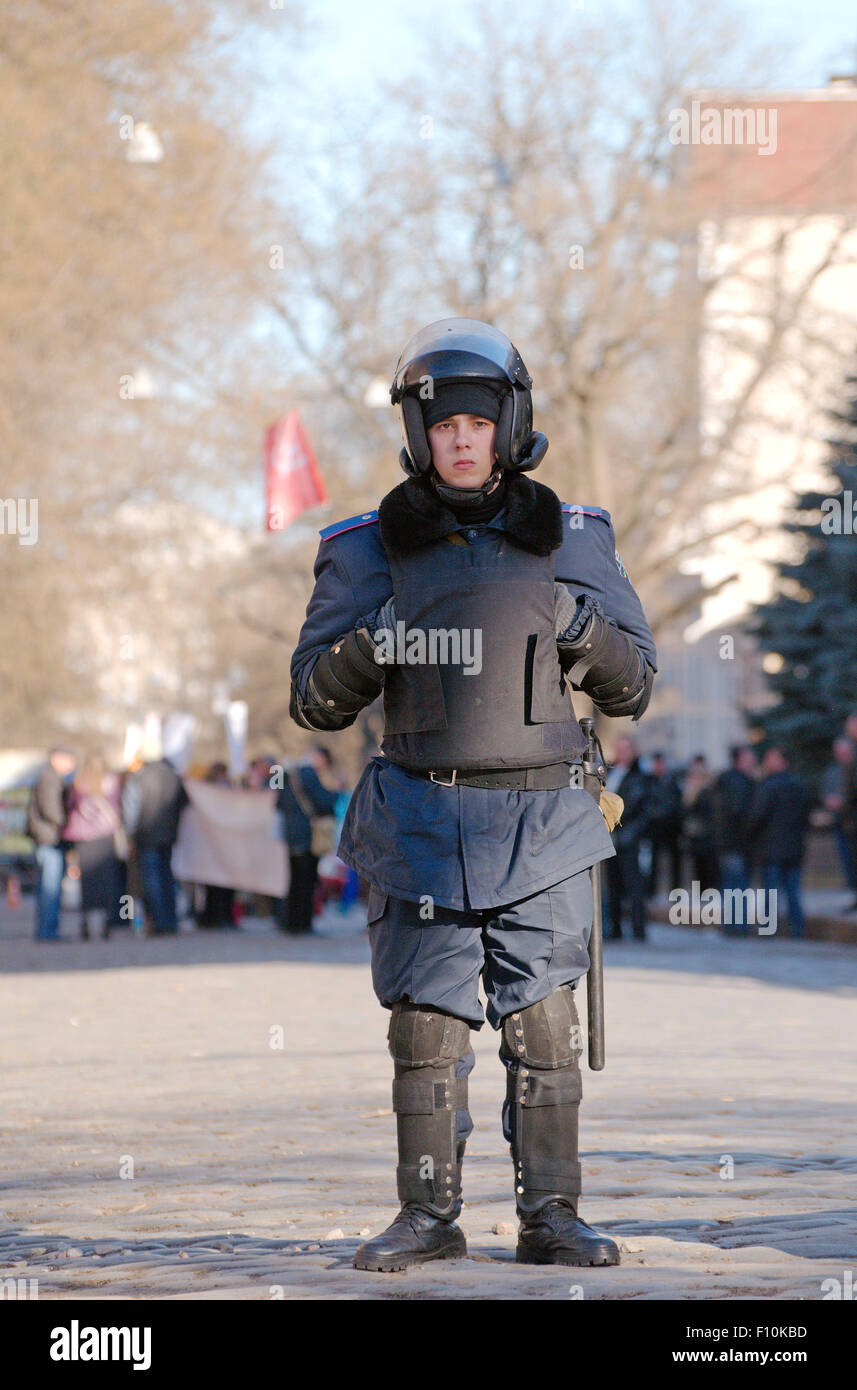 Odessa, Ucraina. 15 ottobre, 2014. Odessa, Ucraina. Xviii Mar, 2014. La polizia a sorvegliare la costruzione della SBU. In Odessa continua di picchetti SBU. I sostenitori del detenuto leader Antymaydan (Kulikovo Field) - Anton Davydchenko ha preso a picket la costruzione della SBU (Servizio di sicurezza ucraino) in Odessa. In Odessa arrestato il leader dell'organizzazione ''Gioventù unità'' organizzata partecipazione di maggioranza Antymaydan (Kulikovo Field) - Anton Davydchenko. Attivista arrestato il lunedì sera nel centro di unità speciale ''Alfa'' e il banco del personale. © Andrey Nekrasov/ZUMA filo/ZUMAPRESS.com/Alamy Live News Foto Stock