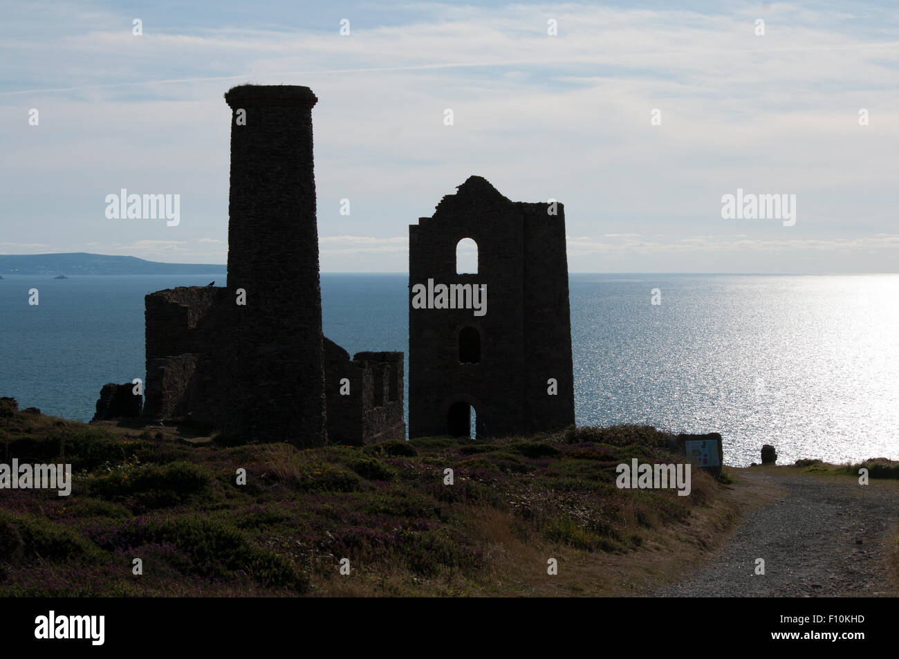 Wheal Coates miniera di stagno sulla St Agnes penisola in Cornovaglia con vista panoramica sul mare in direzione di St Ives. Foto Stock