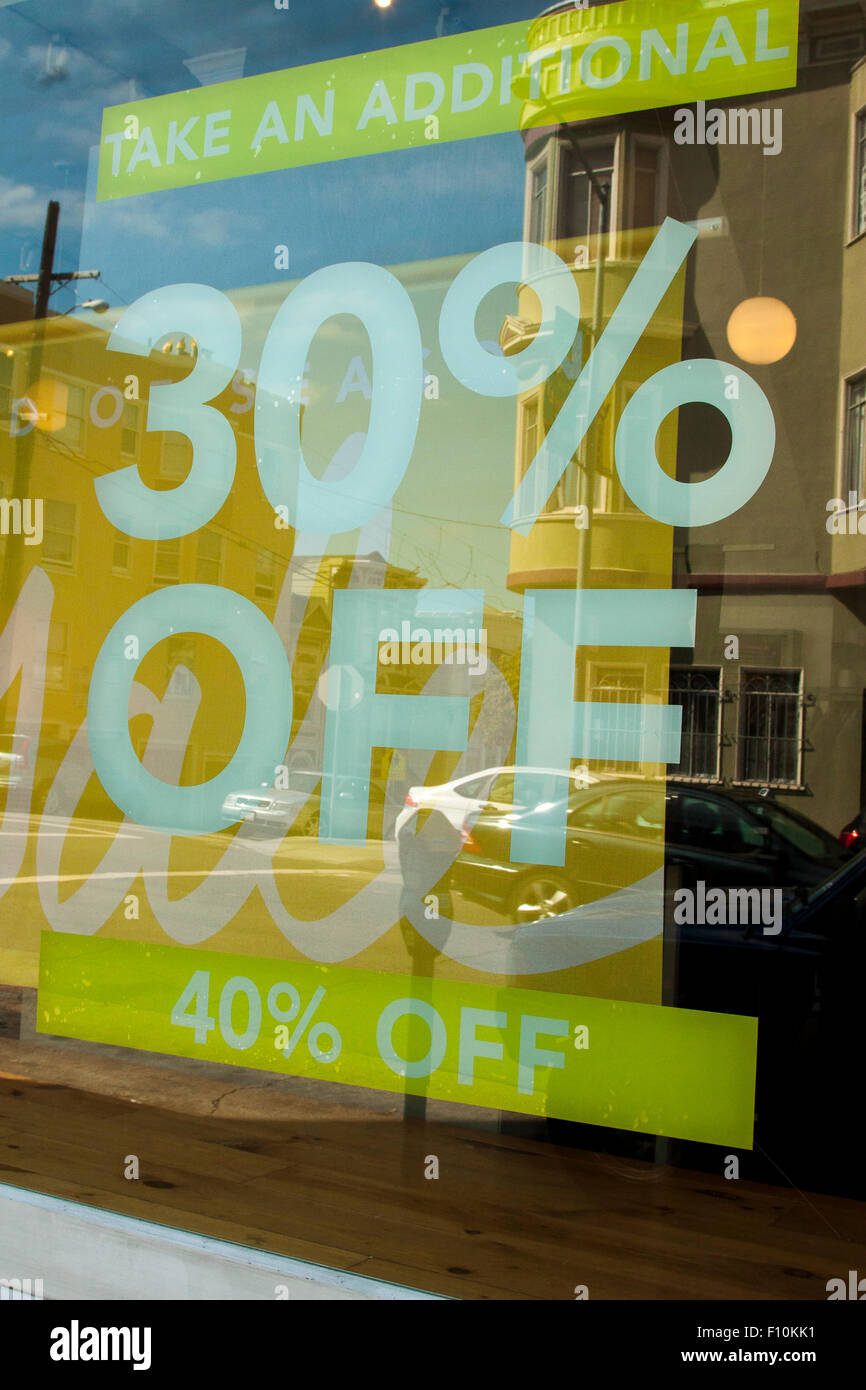 Il trenta per cento di segno off nella finestra su 24th Street in Noe Valley a San Francisco, California. Foto Stock