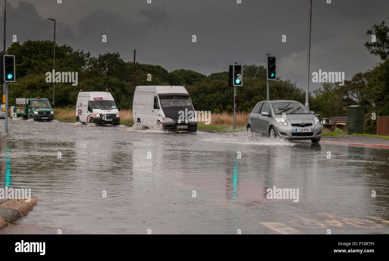 Eastbourne, East Sussex, Regno Unito. 24th agosto 2015. Cieli tempestosi sopra i Downs del sud. Docce a pioggia molto pesanti sparse per tutto il giorno con inondazioni locali. A22 Wilingdon Foto Stock