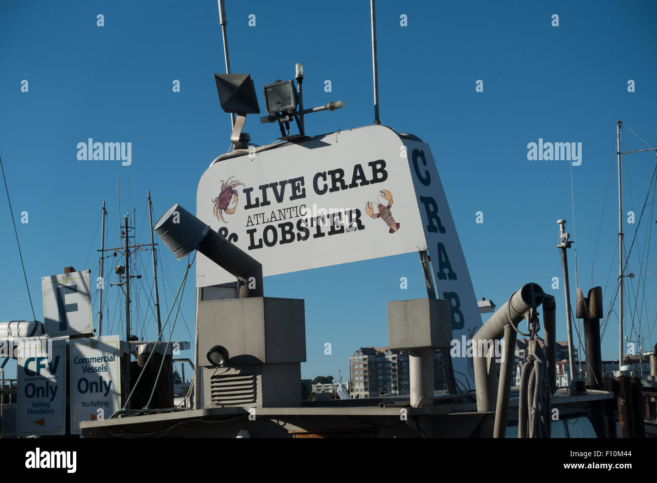 Live granchi e aragoste atlantico segno, peschereccio, Victoria Harbour (BC) Foto Stock