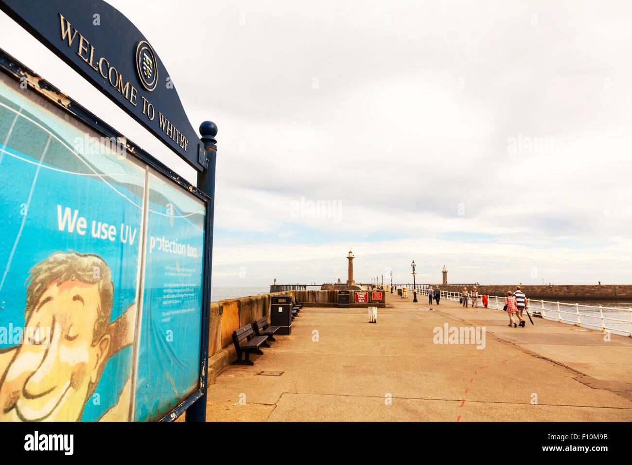 Whitby town benvenuto firmare su Harbour Porto parete Nord Yorkshire Regno Unito Inghilterra Foto Stock