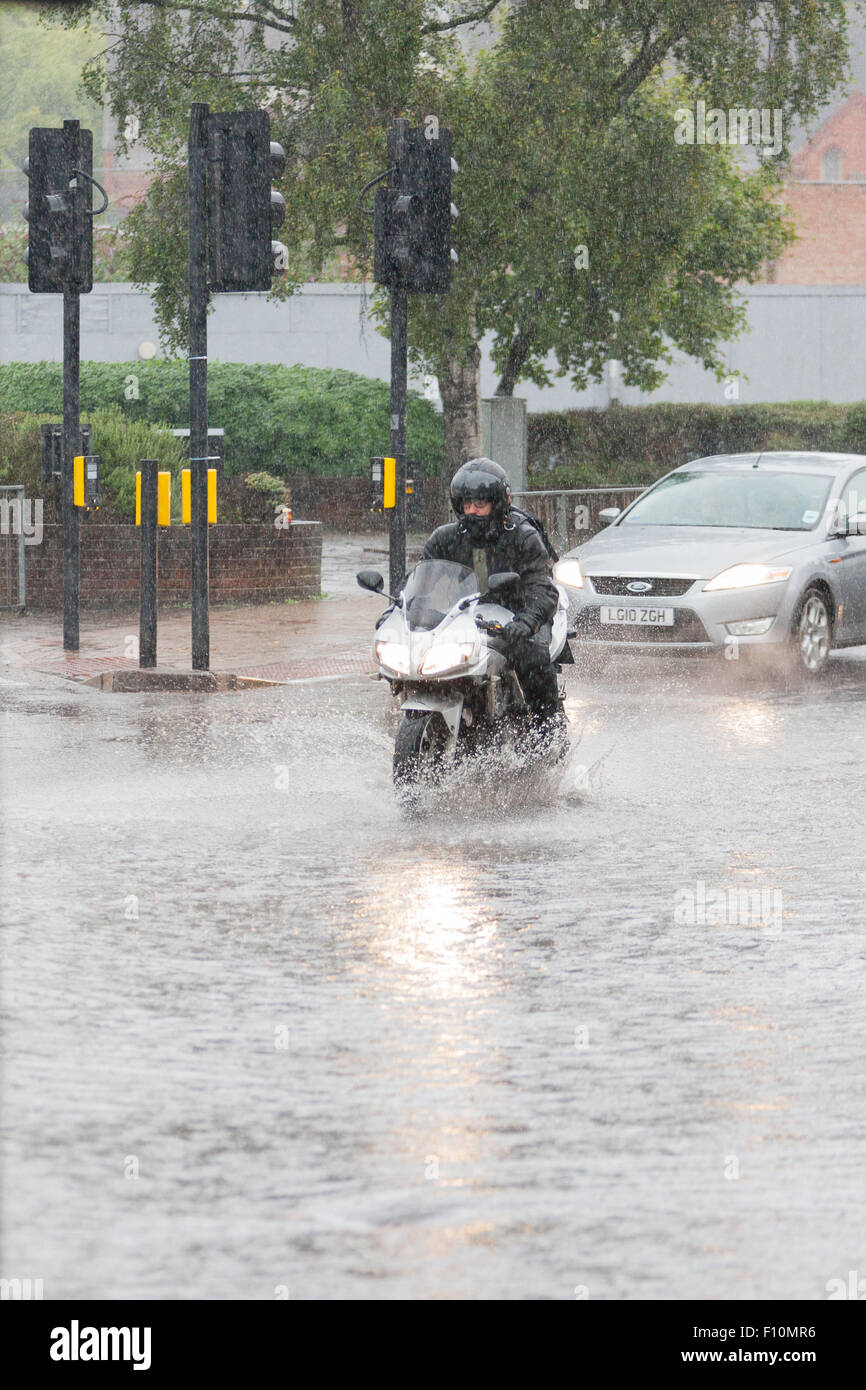 Purley, Londra, UK, 24 agosto 2015. Moto schizzi attraverso in piedi acqua di inondazione in Purley. Un giallo allarme alluvione per Londra è stato rilasciato dal Met Office. Una quindicina di giorni di pioggia è previsto a cadere in 24 ore. Credito: Dave Stevenson/Alamy Live News Foto Stock