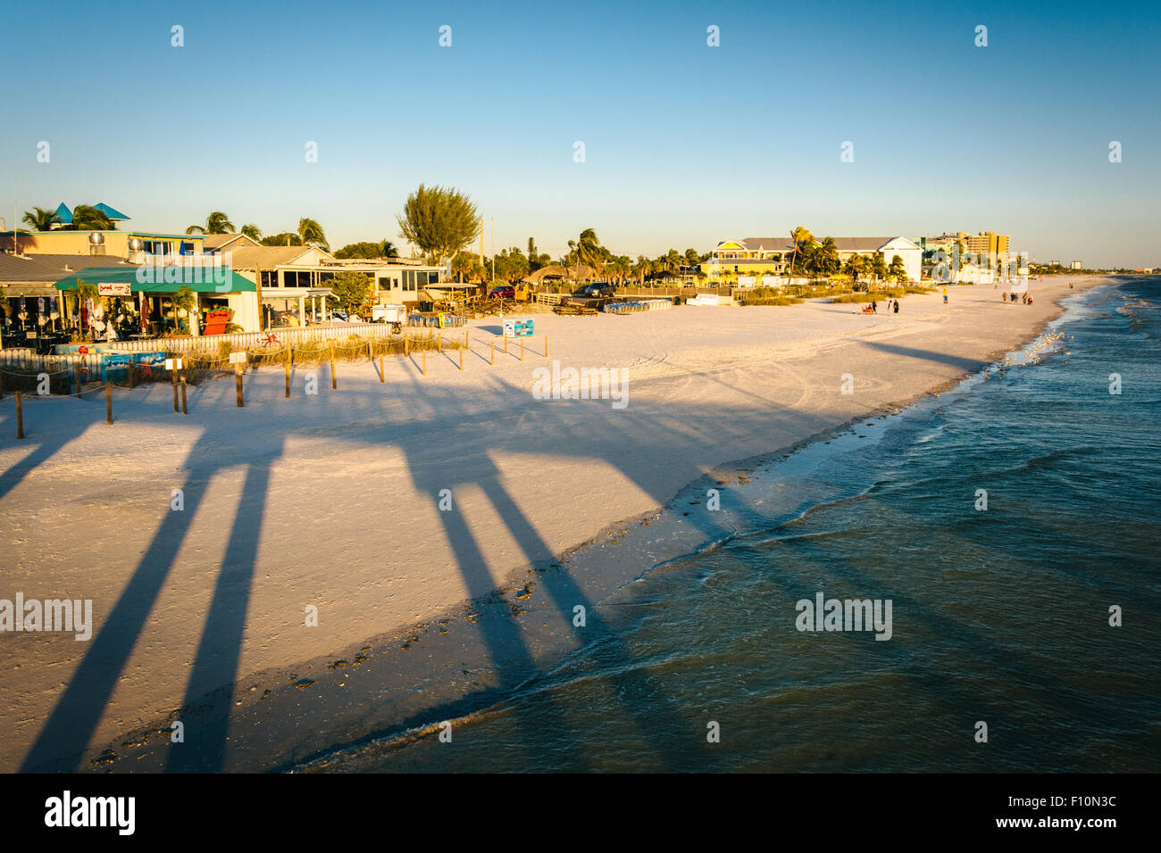 Vista della spiaggia dal molo di pesca in Fort Myers Beach, Florida. Foto Stock