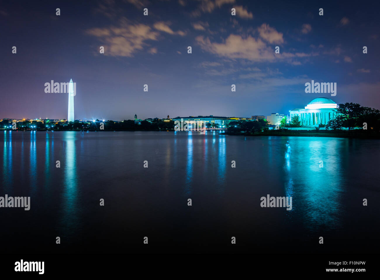 Il Monumento a Washington e il Thomas Jefferson Memorial di notte, a Washington, DC. Foto Stock