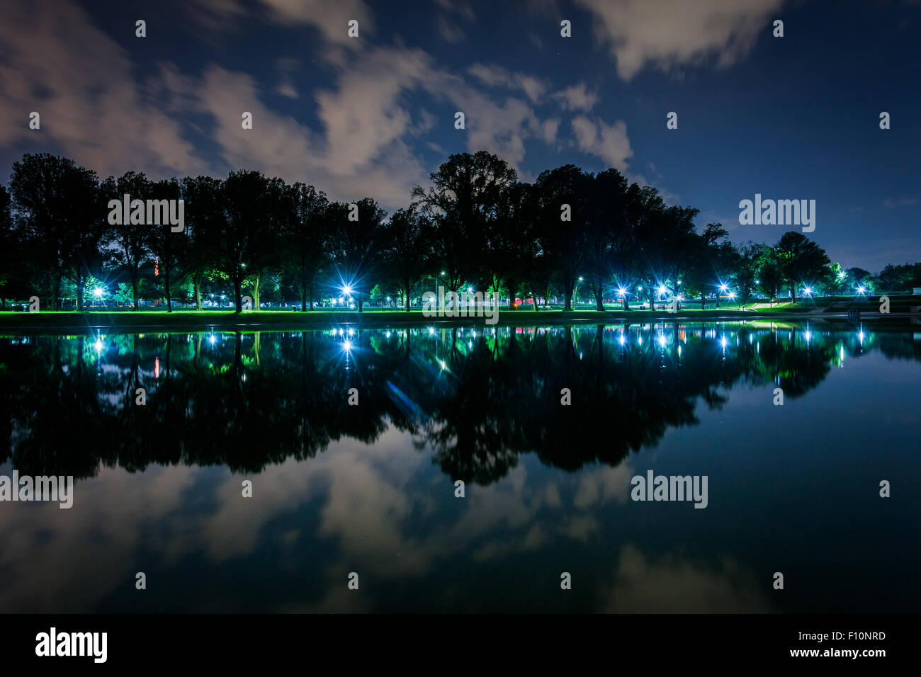 Il Lincoln Memorial riflettendo la Piscina di notte, a Washington, DC. Foto Stock