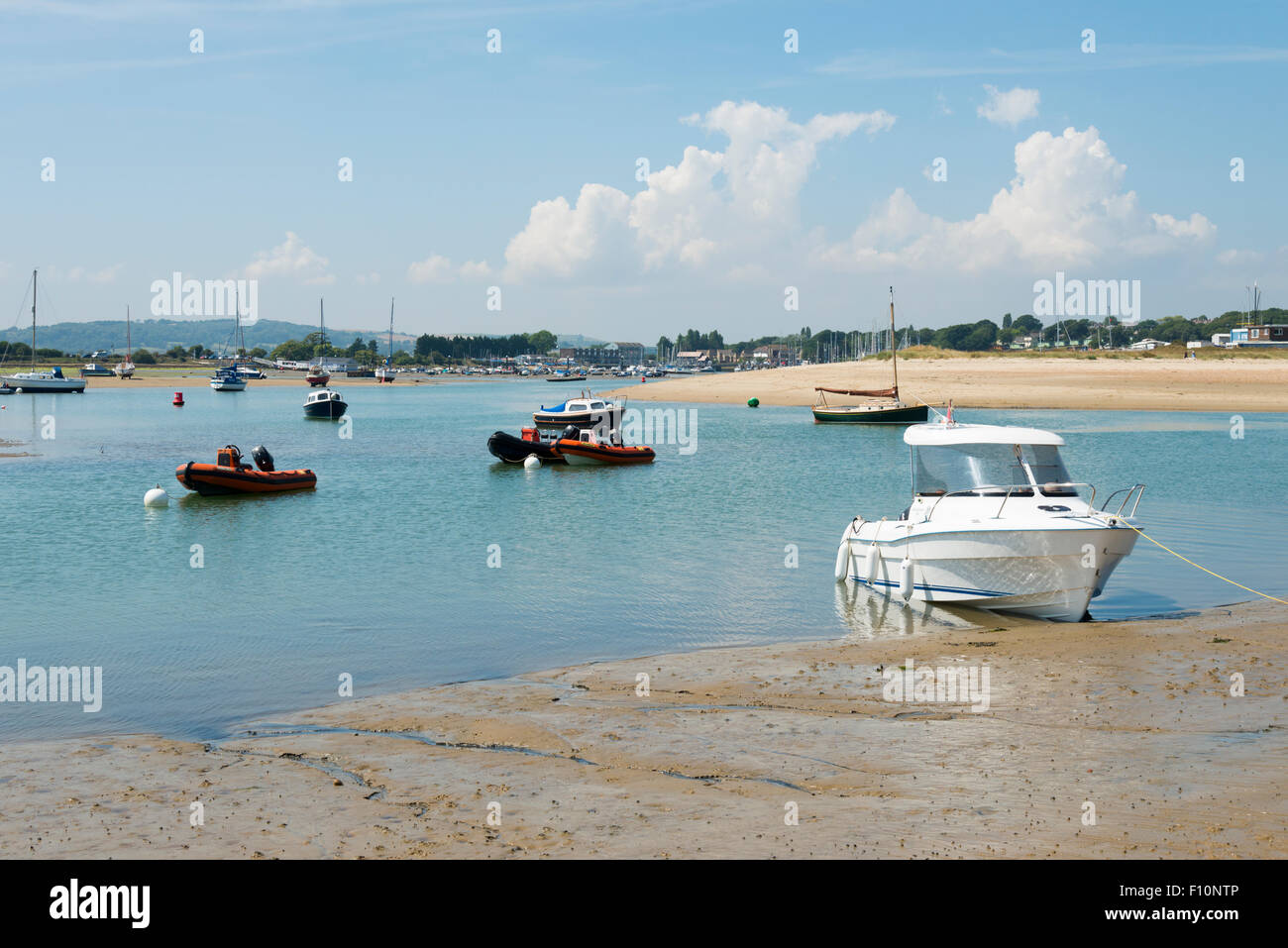 Barche ormeggiate sulla spiaggia in estuario a Bembridge Isle of Wight UK in estate Foto Stock