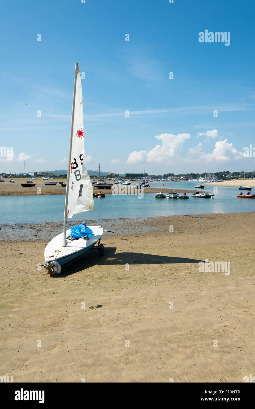 Barche ormeggiate sulla spiaggia in estuario a Bembridge Isle of Wight UK in estate Foto Stock