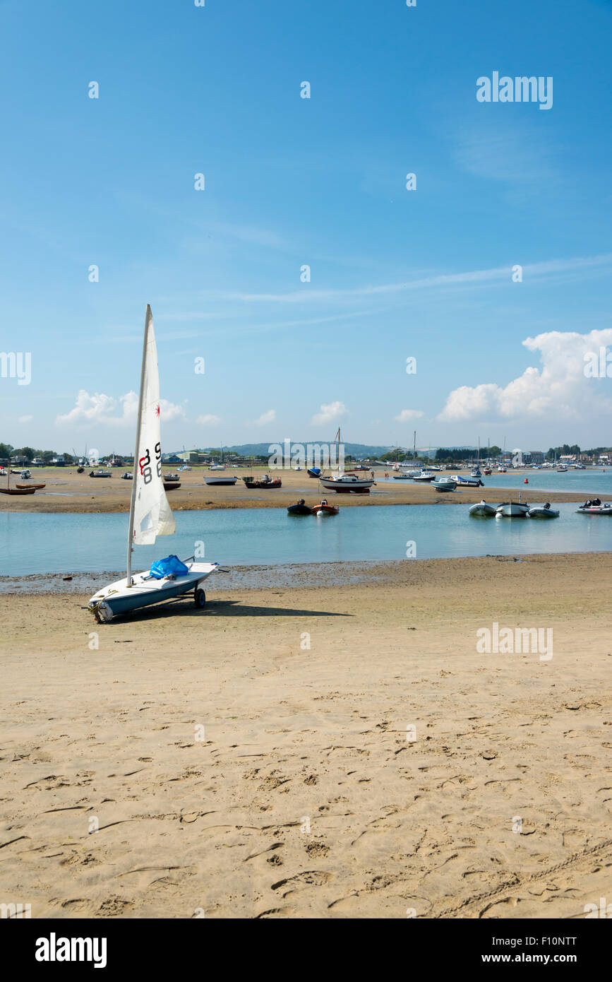 Barche ormeggiate sulla spiaggia in estuario a Bembridge Isle of Wight UK in estate Foto Stock