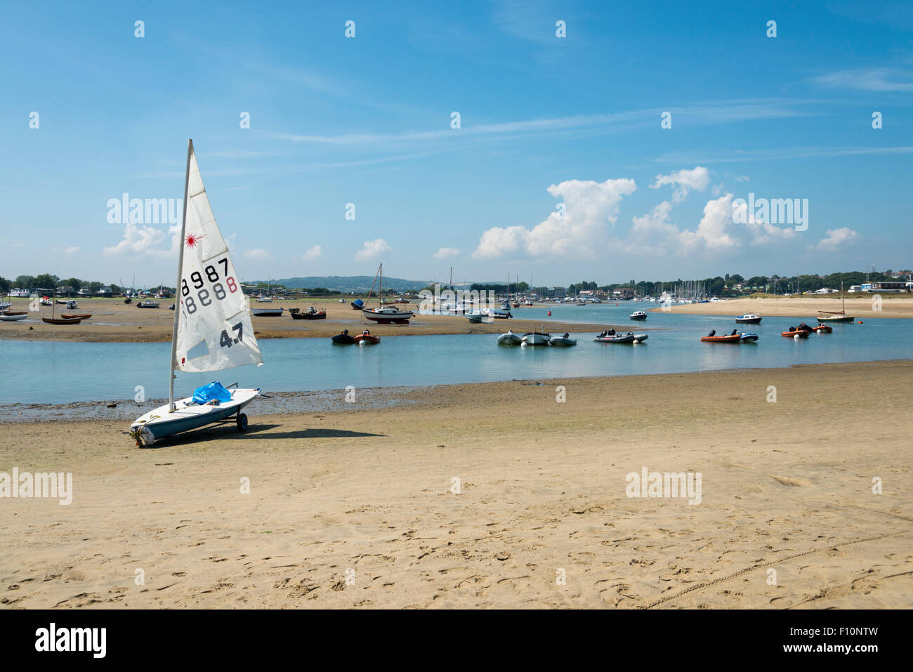 Barche ormeggiate sulla spiaggia in estuario a Bembridge Isle of Wight UK in estate Foto Stock