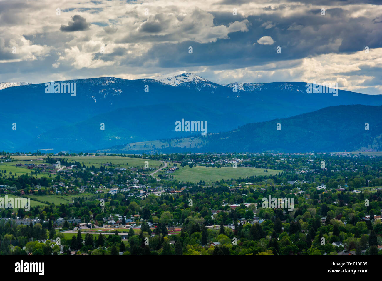 Montagne distanti al di fuori di Missoula, visto dal Monte Sentinel, in Missoula, Montana. Foto Stock