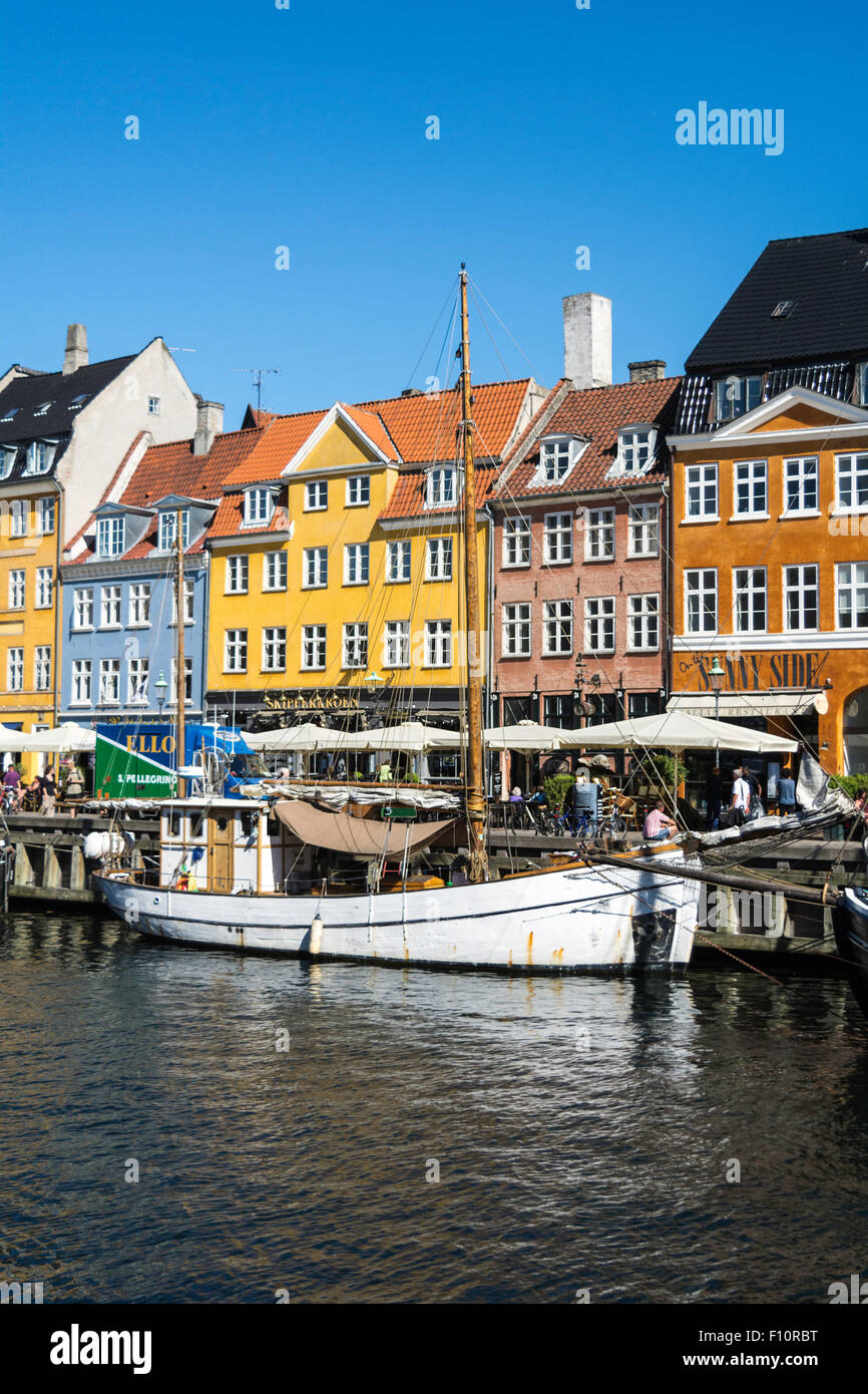 Alberghi, ristoranti, barche e persone sul waterfront district, Nyhavn, Copenaghen, Danimarca, Scandinavia, Europa Foto Stock