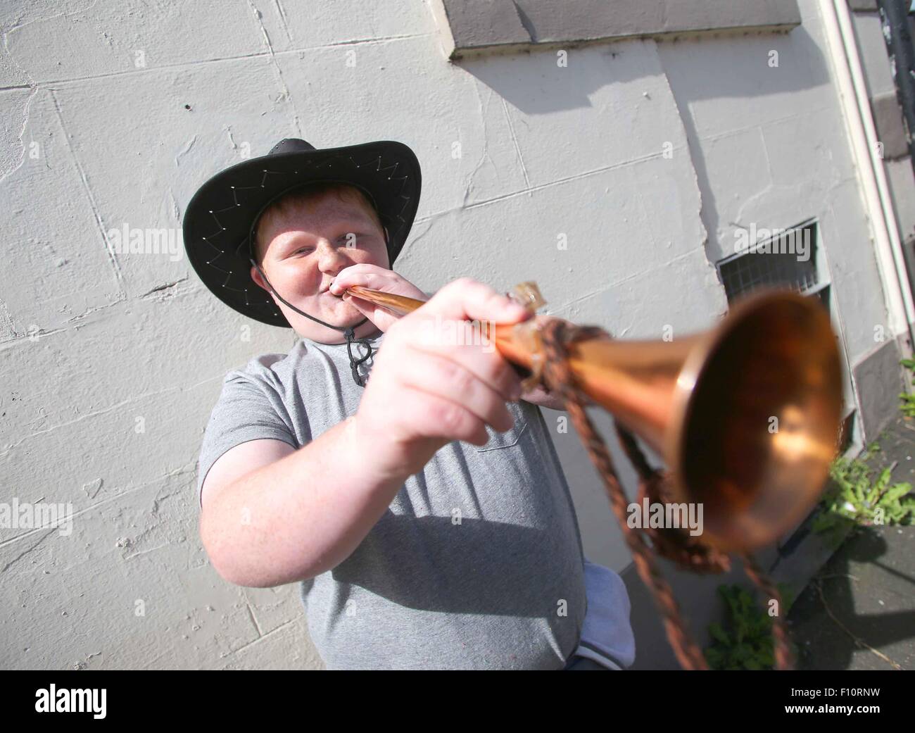 Ballycastle, Irlanda. 24 Agosto, 2015. Daniel Annet da Co verso il basso.. La Fiera di Lammas in Ballycastle Co Antrim prende il via con migliaia di persone accorrevano nella cittadina balneare di godere di dulse, Yellowman e tutte le altre divertenti della fiera. Il Lammas Fair è il più antico tradizionale fiera in Irlanda per celebrare la fine dell'estate e l'inizio degli anni raccolto. oltre 300.000 persone arrivano alla città oltre due giorni. Credito: Steven McAuley/Alamy Live News Foto Stock