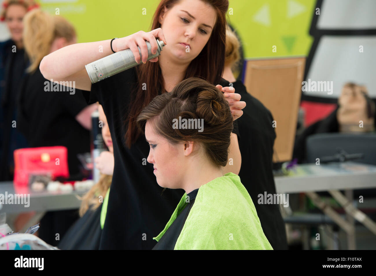 L'istruzione professionale REGNO UNITO: ragazze adolescenti da Coleg Ceredigion concorrenti del parrucchiere e bellezza la formazione professionale categoria al URDD eisteddfod nazionale del Galles, Maggio 2015 Foto Stock