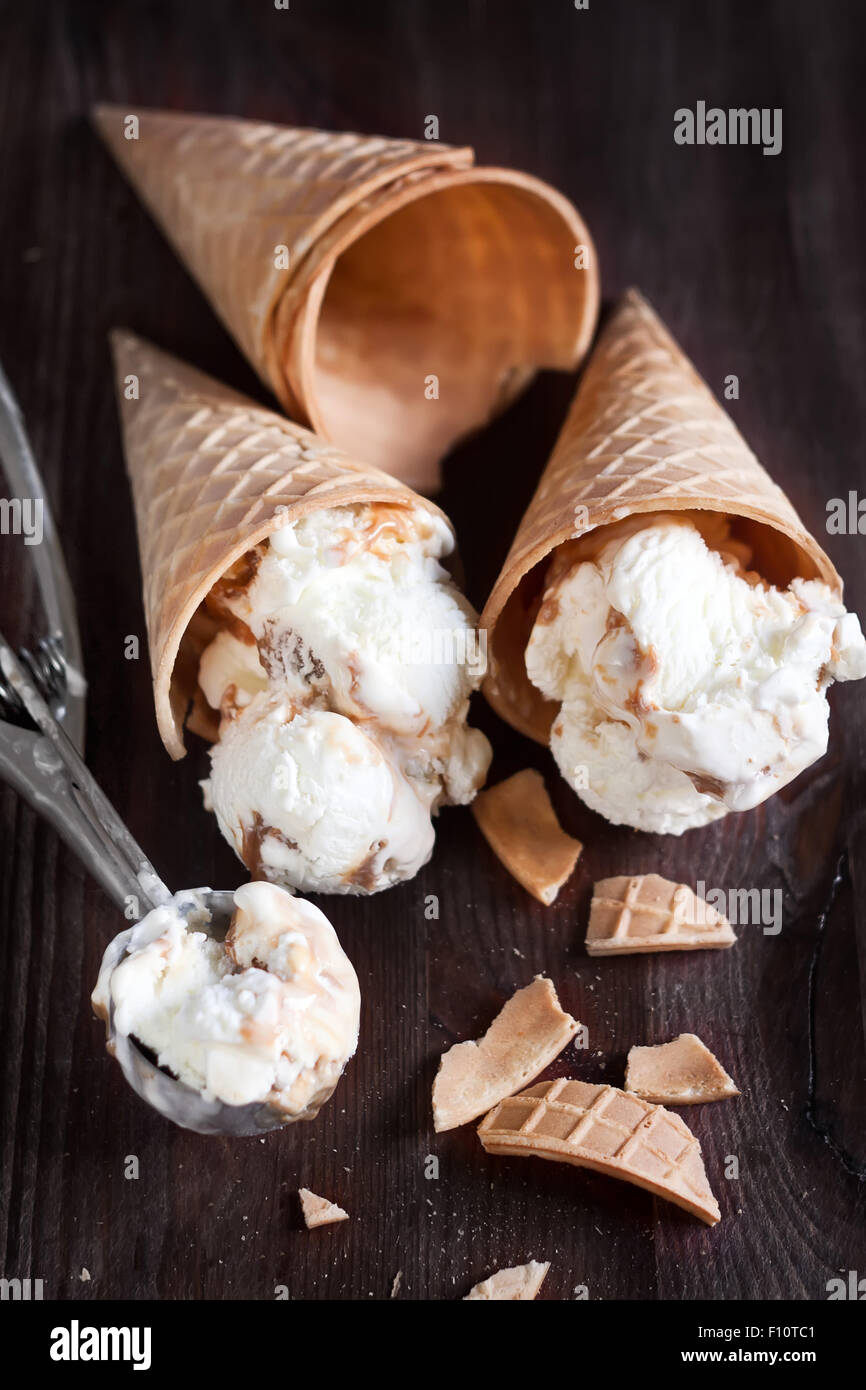 Gelato fatto in casa con caramello salato in cialda coni Foto Stock
