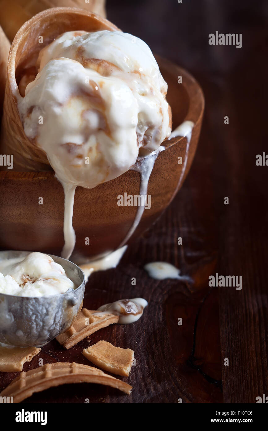 Gelato fatto in casa con caramello salato in cialda coni. Copia di sfondo  spazio Foto stock - Alamy