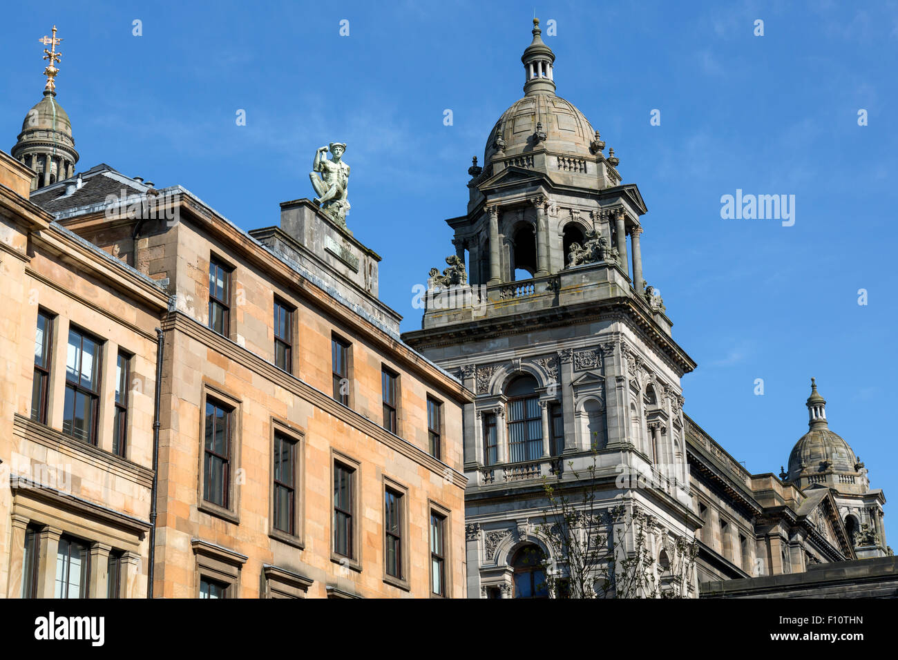 Glasgow City Chambers sullo sfondo e il Centro Italiano in primo piano, Glasgow centro città, Scozia, Regno Unito Foto Stock