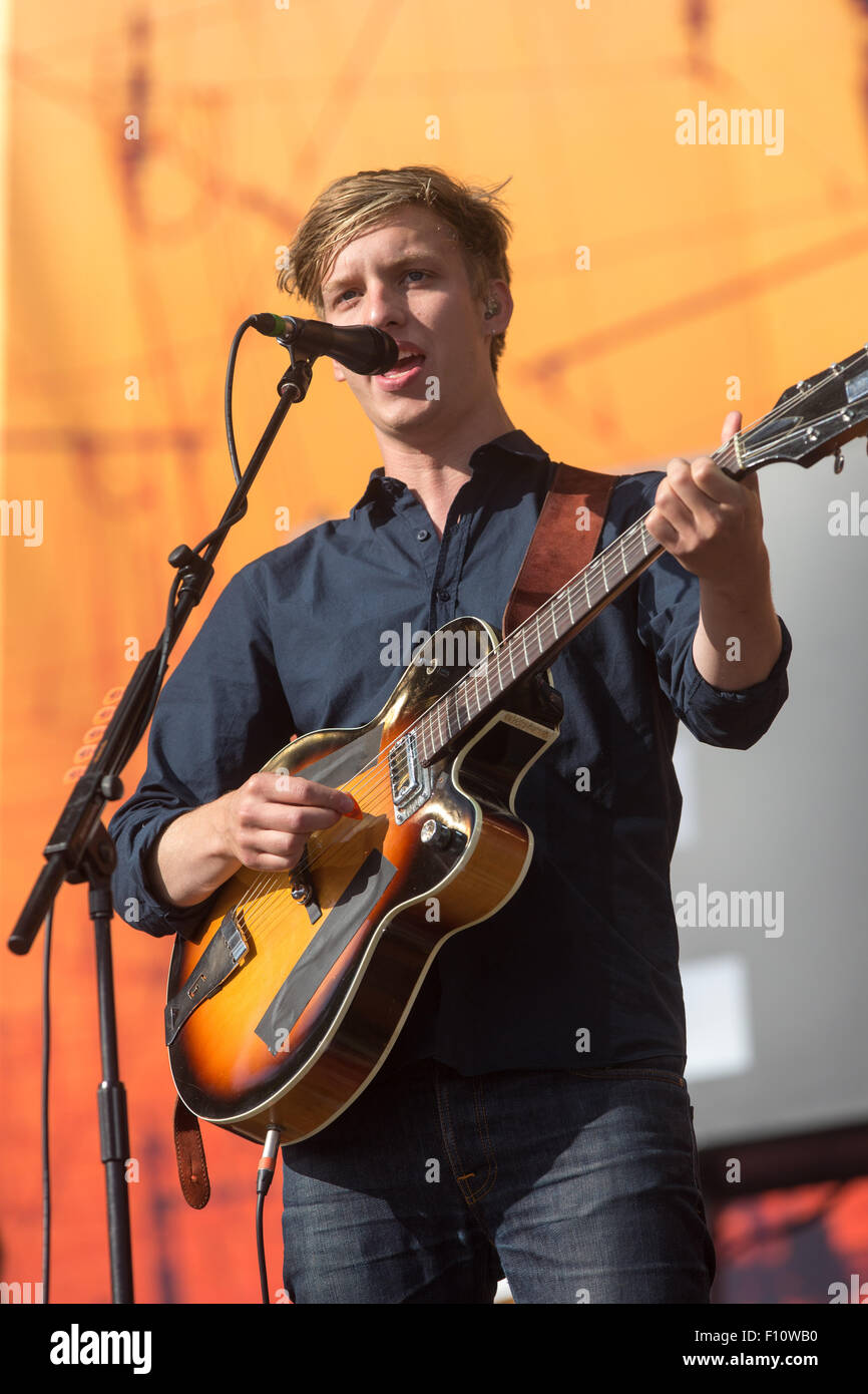 George Ezra effettuando al V Festival di Chelmsford,Essex. Foto Stock