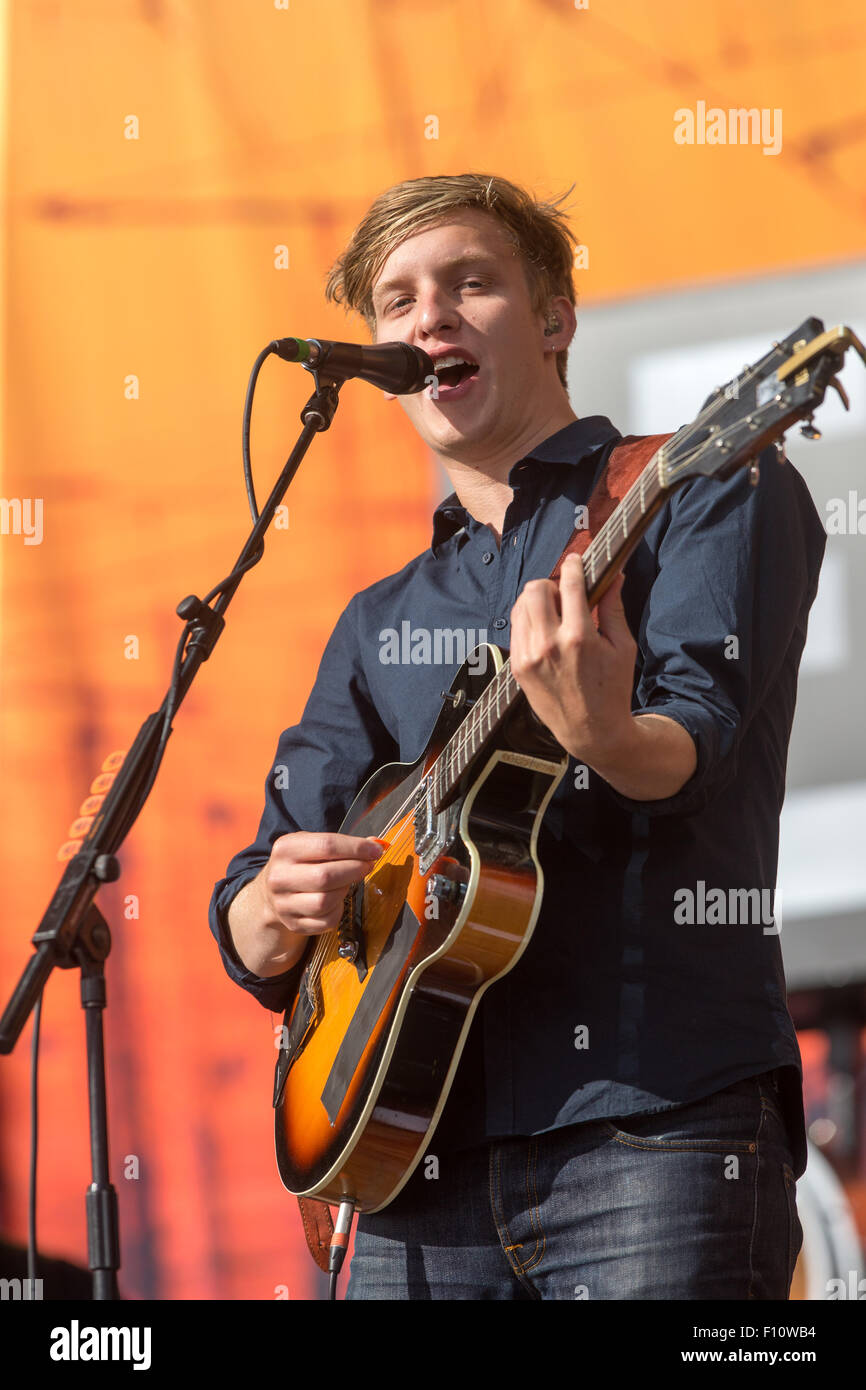 George Ezra effettuando al V Festival di Chelmsford,Essex. Foto Stock