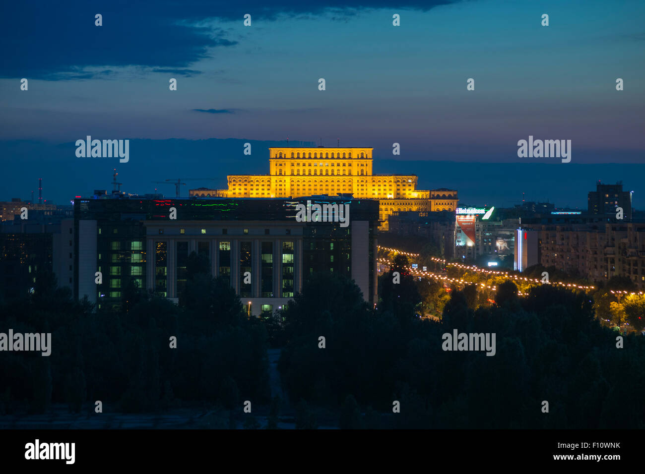 Vista aerea del Palazzo del Parlamento a Bucarest, in Romania, di notte. Foto Stock