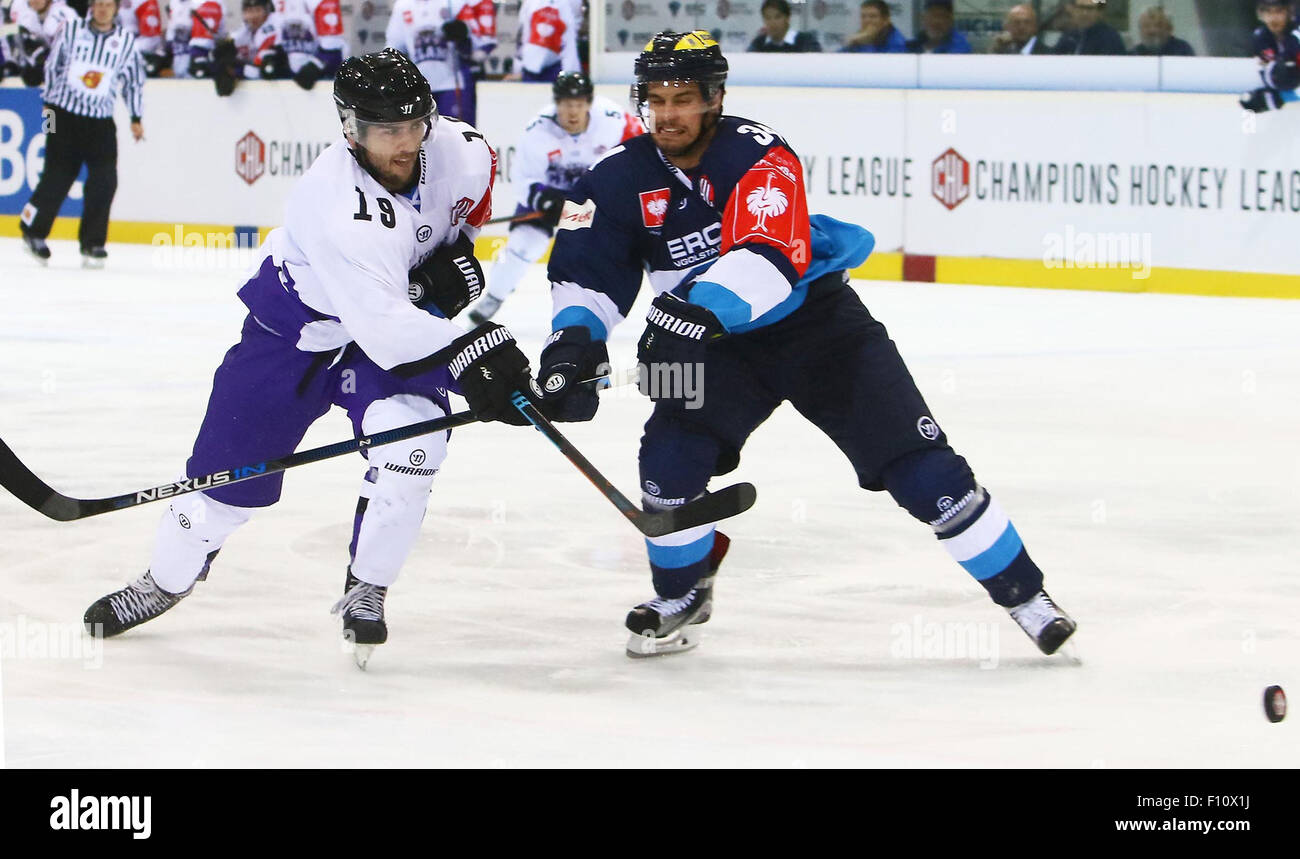 Ingolstadt, Baviera, Germania. 22 Ago, 2015. Da sinistra Thomas NESBITT (Glasgow), Benedikt KOHL (Ingolstadt), .Hockey Champions League Match Day 2.ERC Ingolstadt vs Braehead Cland Glasgow, .Ingolstadt, Saturn Arena, Agosto 23th, 2015.48 di squadre di dodici paesi europei prendere parte al Hockey Champions League, infine il preferito team tedesco vince 5:2 oltre il team di Glasgow. © Wolfgang Fehrmann/Wolfgang Fehrmann/ZUMA filo/Alamy Live News Foto Stock