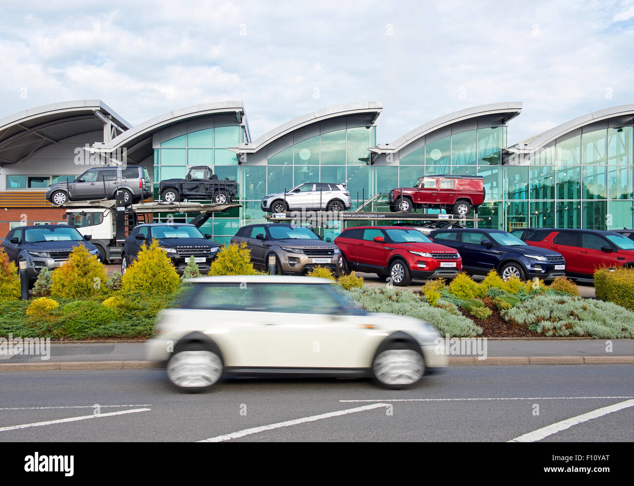 Shukers Land Rover concessionaria, Shrewsbury, Shropshire, Inghilterra, Regno Unito Foto Stock