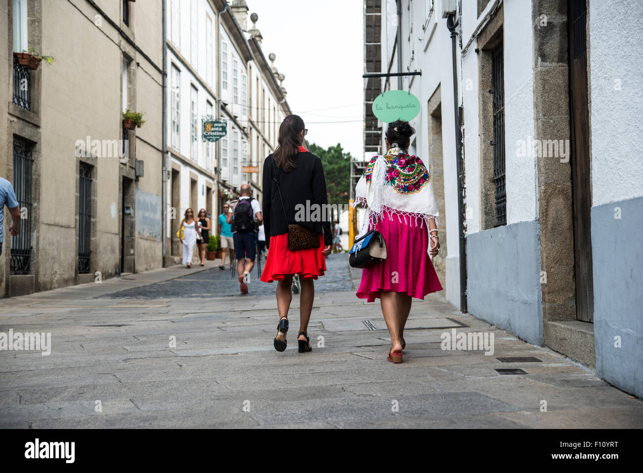 Due turisti a piedi attraverso la città di Santiago de Compostela Foto Stock