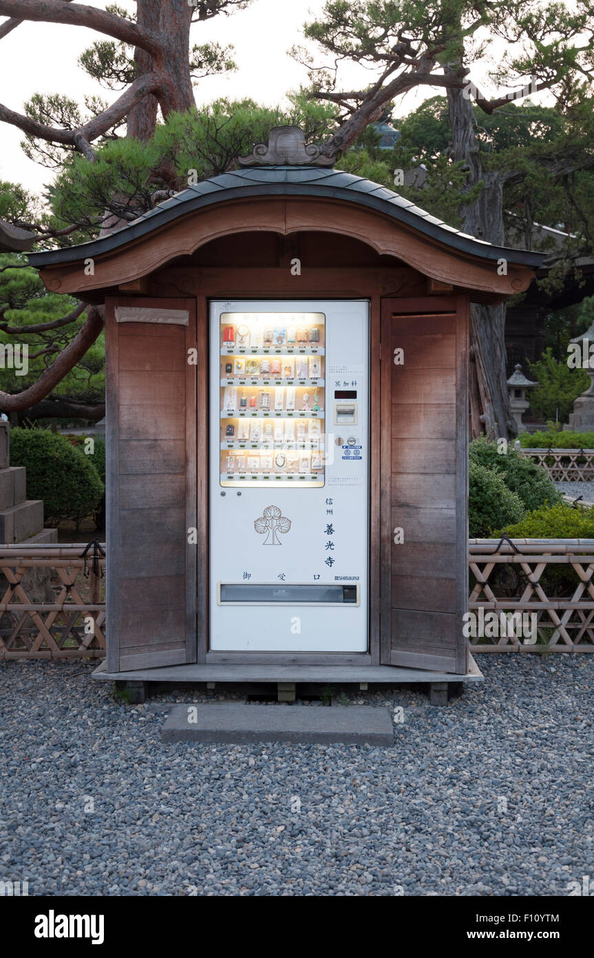 Artefatti religiosi venduto in una speciale macchina distributrice a un tempio a Nagano, Giappone. Foto Stock