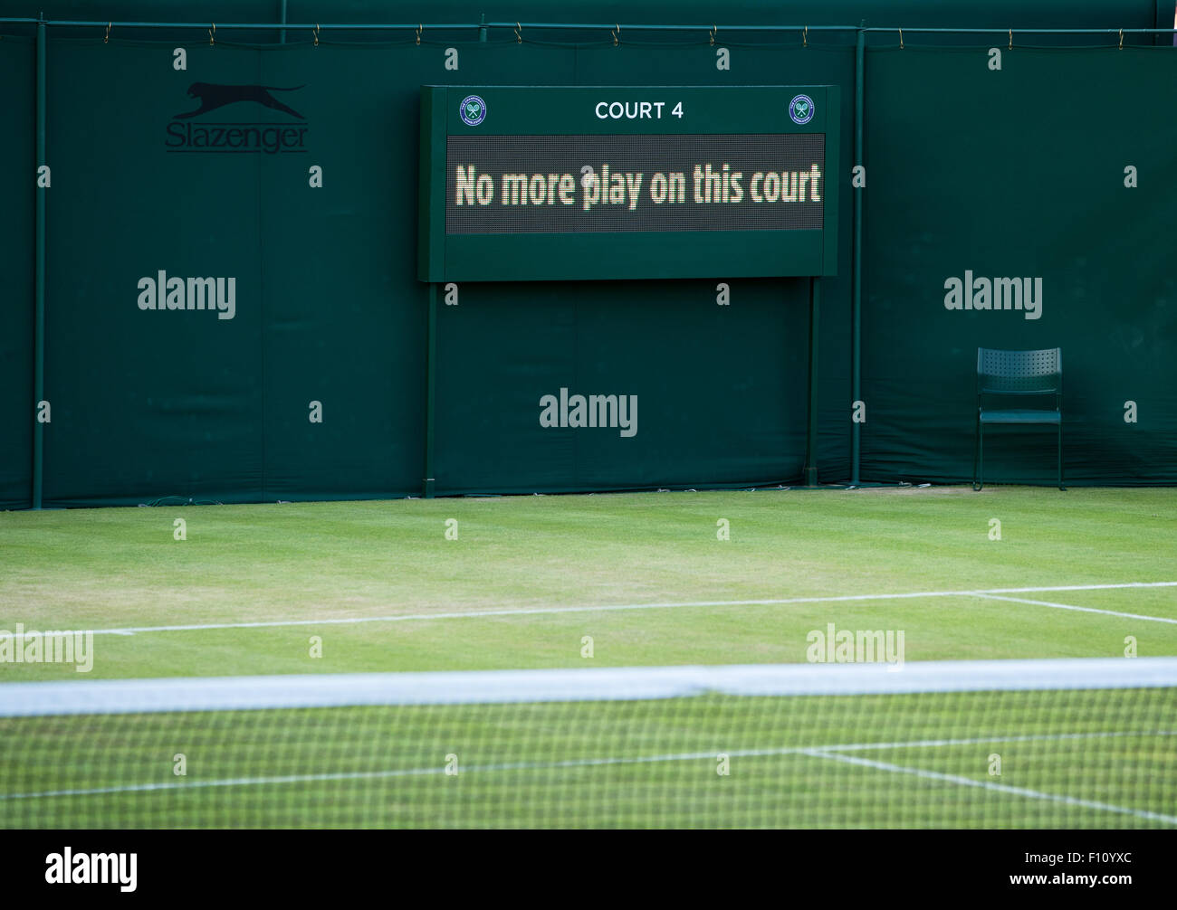 Quadro di valutazione 'Non giocare più su questa corte" a Wimbledon Foto Stock