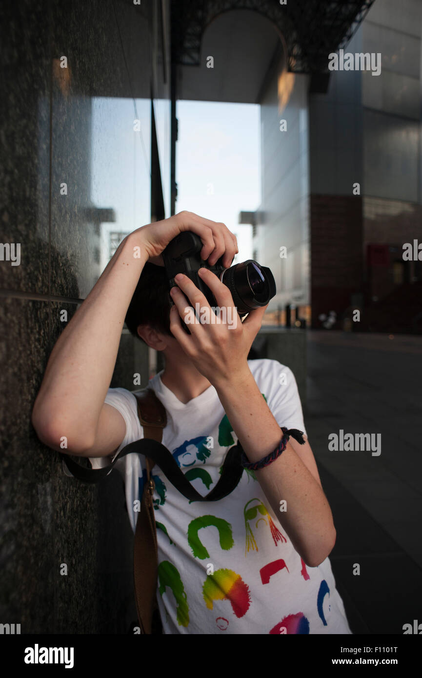 Giovane maschio fotografo di scattare foto a Kyoto stazione ferroviaria, Giappone. Foto Stock