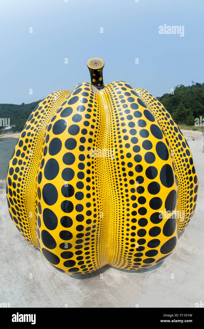 La zucca dall'artista giapponese Yayoi Kusama a isola di Naoshima, Giappone. Foto Stock
