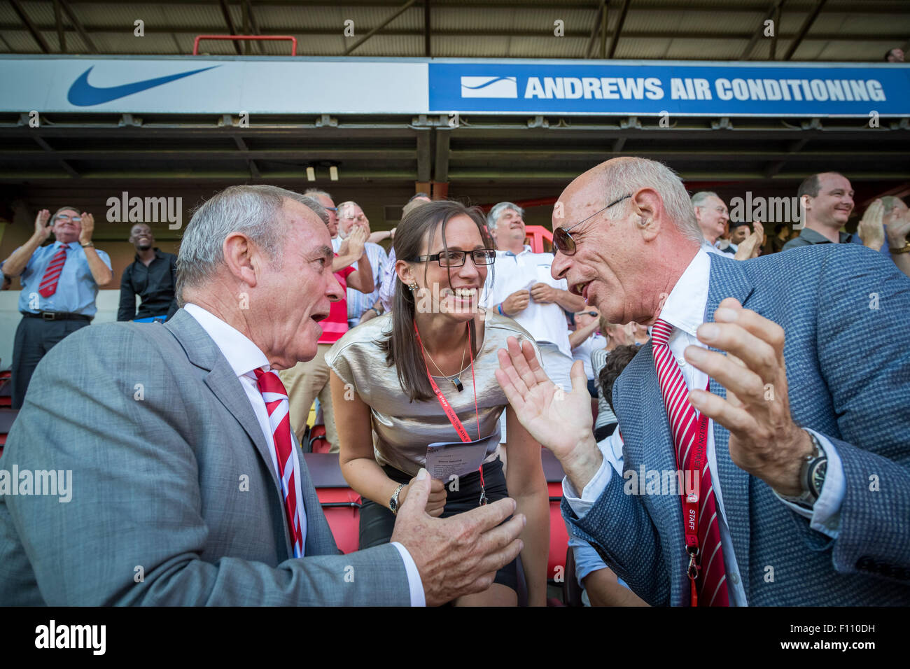 Katrien Meire Charlton Athletic Football Club CEO con Keith Peacock e Richard Murray al Valley Stadium, Londra Foto Stock