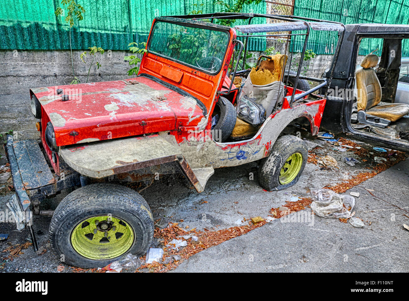 Vecchio abbandonato rosso ruggine jeep colorati su un junk yard edito in hdr, alta gamma dinamica Foto Stock