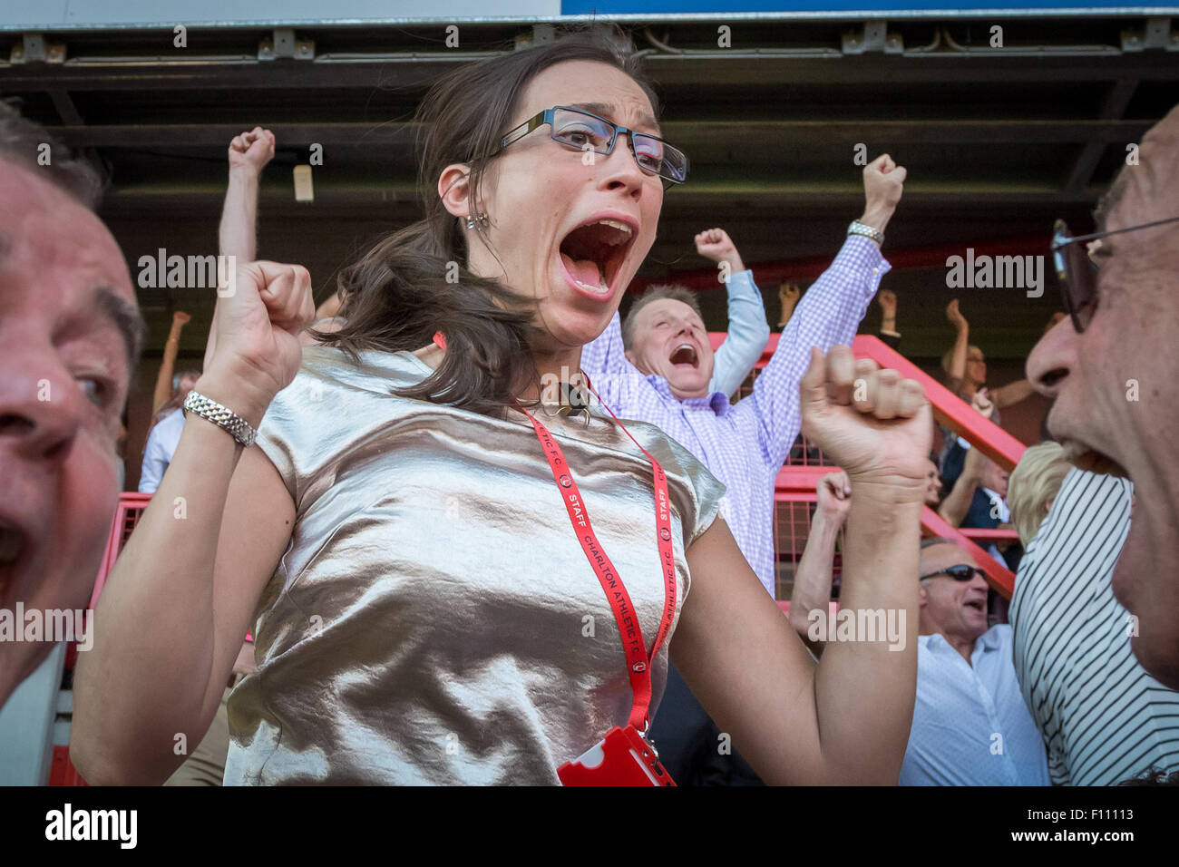 Katrien Meire Charlton Athletic Football Club CEO con Keith Peacock e Richard Murray al Valley Stadium, Londra Foto Stock