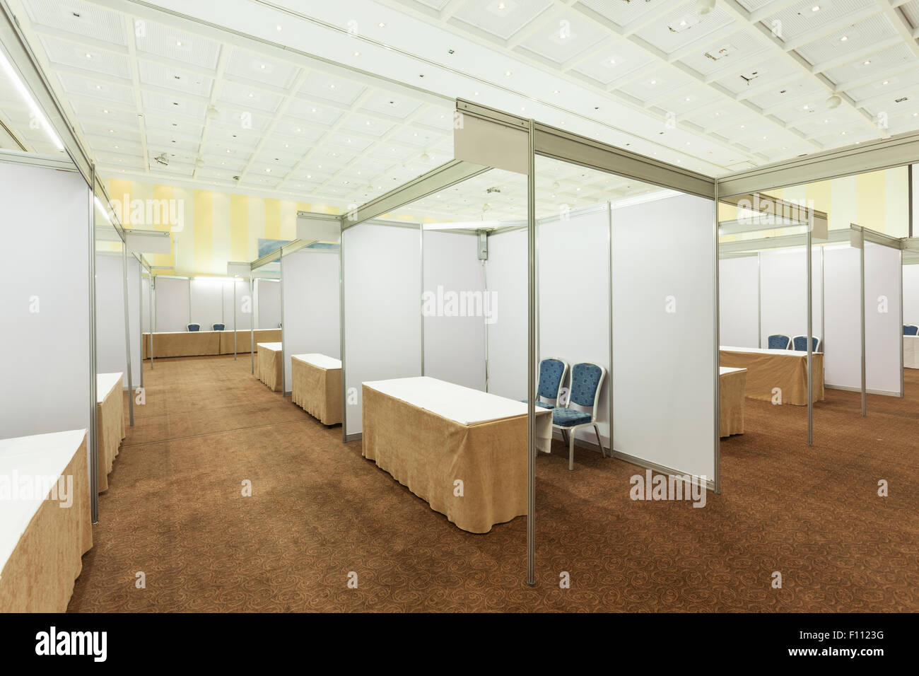 Trade show interno con stand e tabelle Foto Stock