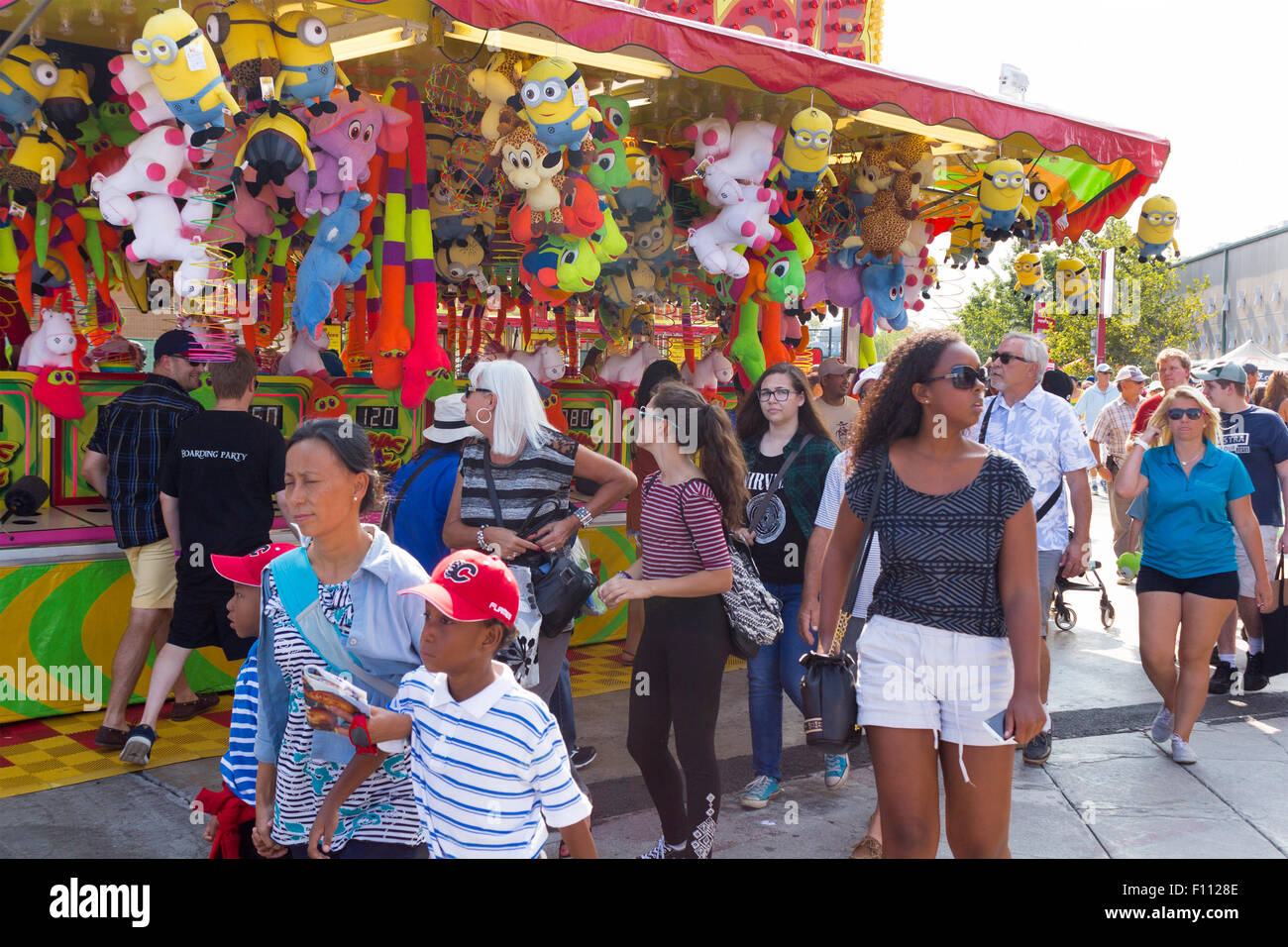 La gente camminare passato il colpo di una mole di gioco al Canadian National Exhibition a Toronto, Ontario Canada Foto Stock