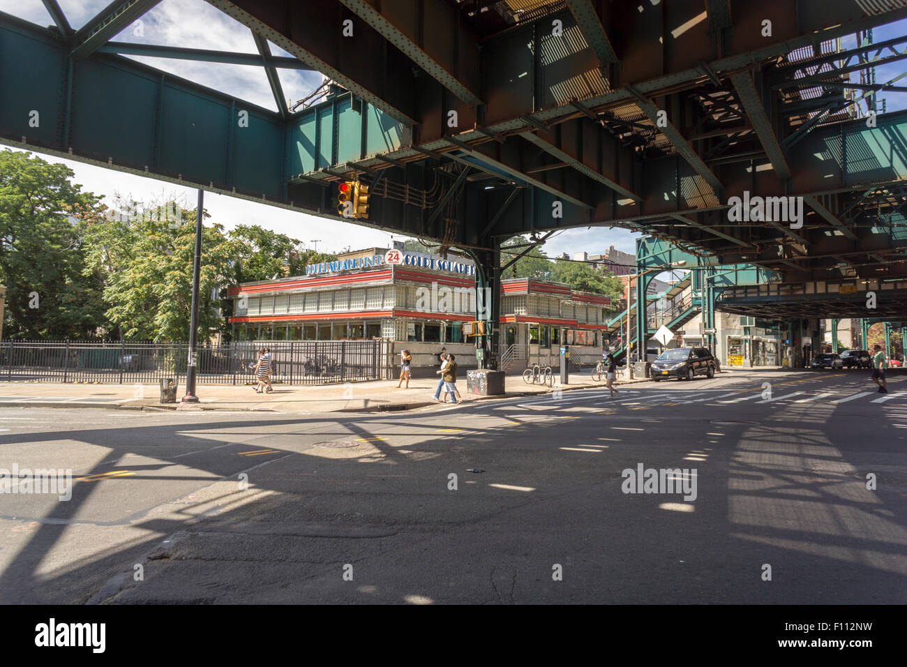 Il Court Square Diner sotto il numero 7 elevato a traliccio del treno nella città di Long Island quartiere di New York visto il Sabato, 22 agosto 2015. Un gruppo di investitori è proporre un ancor più grande utilizzo misto sviluppo di 128.000 piedi quadrati nelle vicinanze che includono un ponte pedonale di collegamento a Roosevelt Island, la futura casa di Cornell Tech. (© Richard B. Levine) Foto Stock