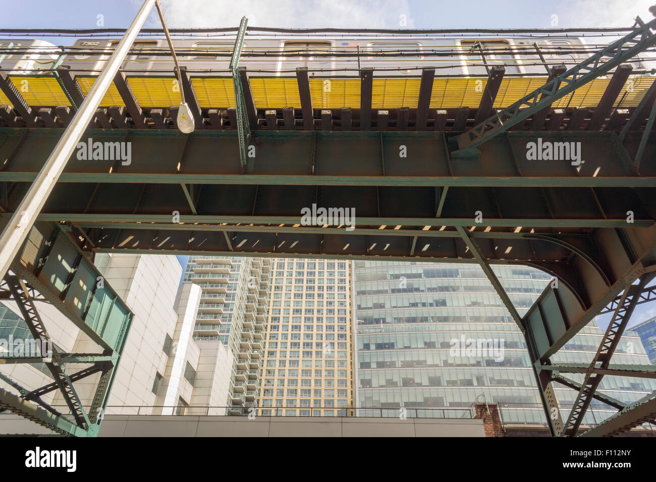 Sviluppo dietro il lavaggio della linea metropolitana sopraelevata a Long Island City quartiere di New York visto il Sabato, 22 agosto 2015. Un gruppo di investitori è proporre un ancor più grande utilizzo misto sviluppo di 128.000 piedi quadrati nelle vicinanze che includono un ponte pedonale di collegamento a Roosevelt Island, la futura casa di Cornell Tech. (© Richard B. Levine) Foto Stock