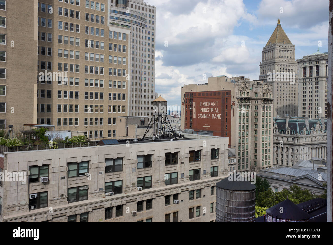 Il Centro Civico di Lower Manhattan, con diversi i tribunali e gli edifici commerciali, qualche ora convertiti a uso residenziale. Foto Stock
