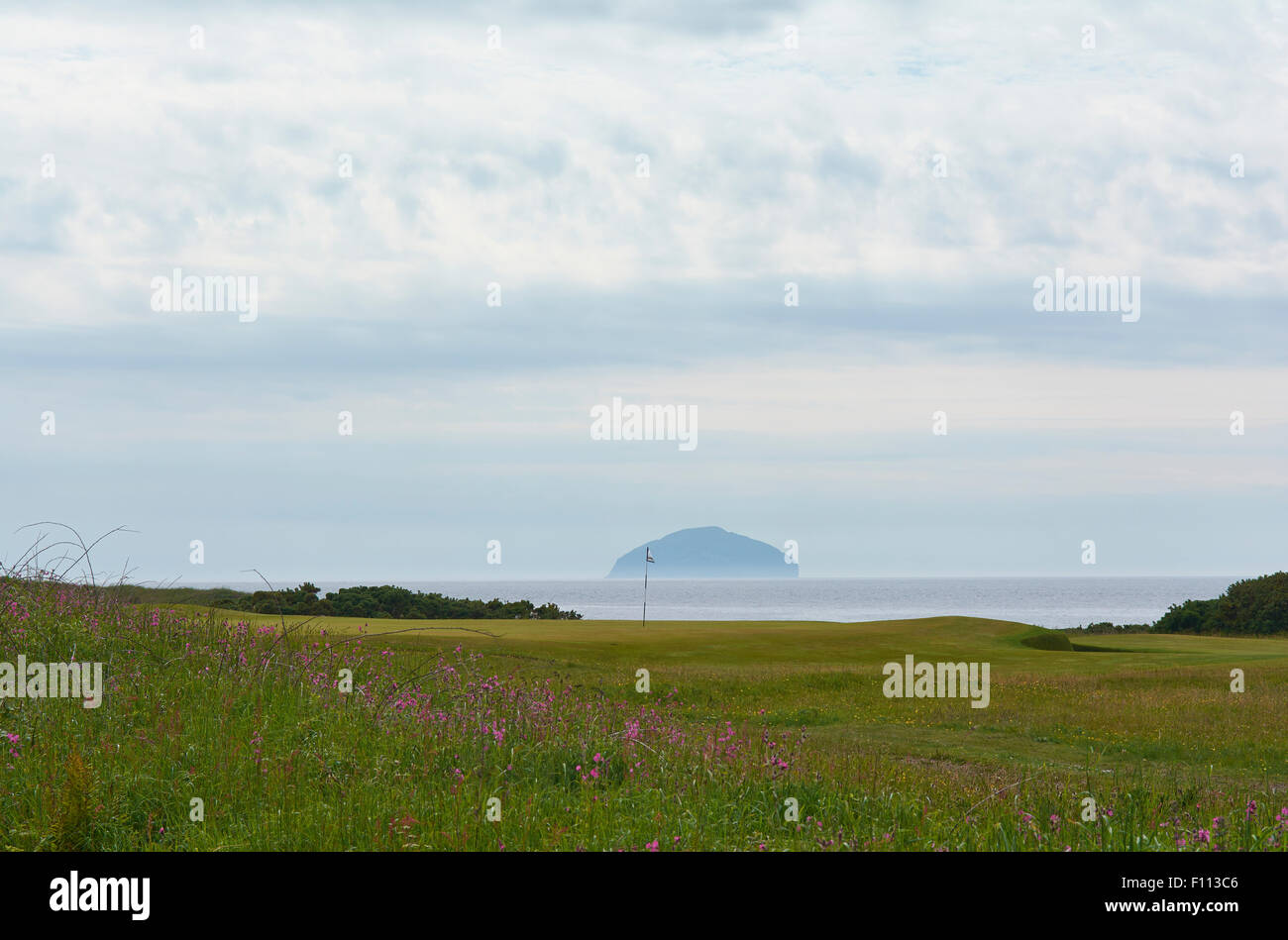 Ailsa Craig da Trump Turnberry Resort - sulla costa dell'Ayrshire, in Scozia, Regno Unito Foto Stock